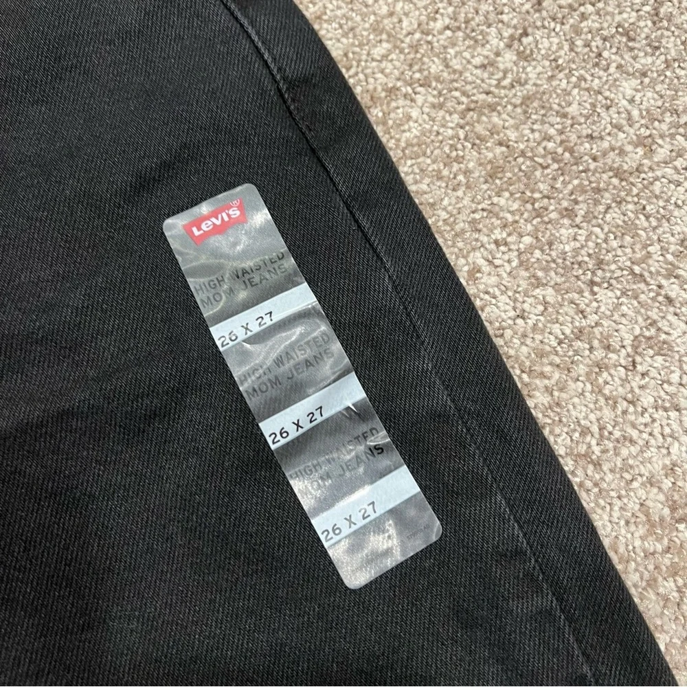 Womens Size 26in Levi’s High Waisted Mom Jeans Black Ripped - Picture 4 of 8
